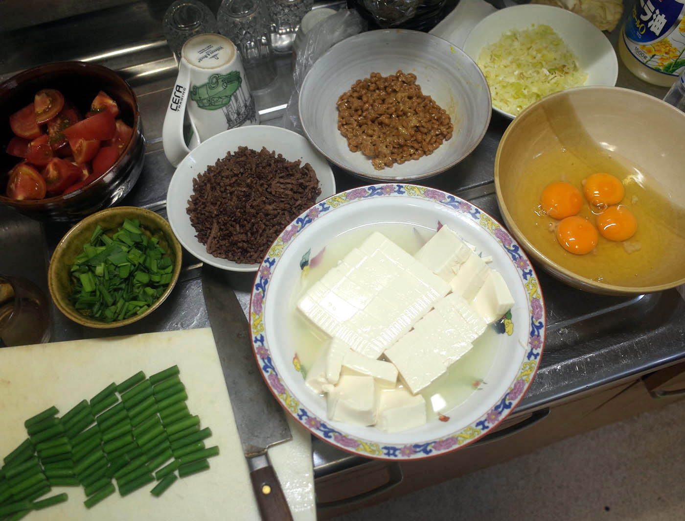 納豆麻婆豆腐とトマトと卵の中華炒めの材料一式