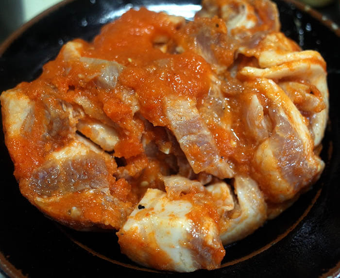 魚焼きグリルで焼いた赤パプリカのペーストでマリネした豚肉