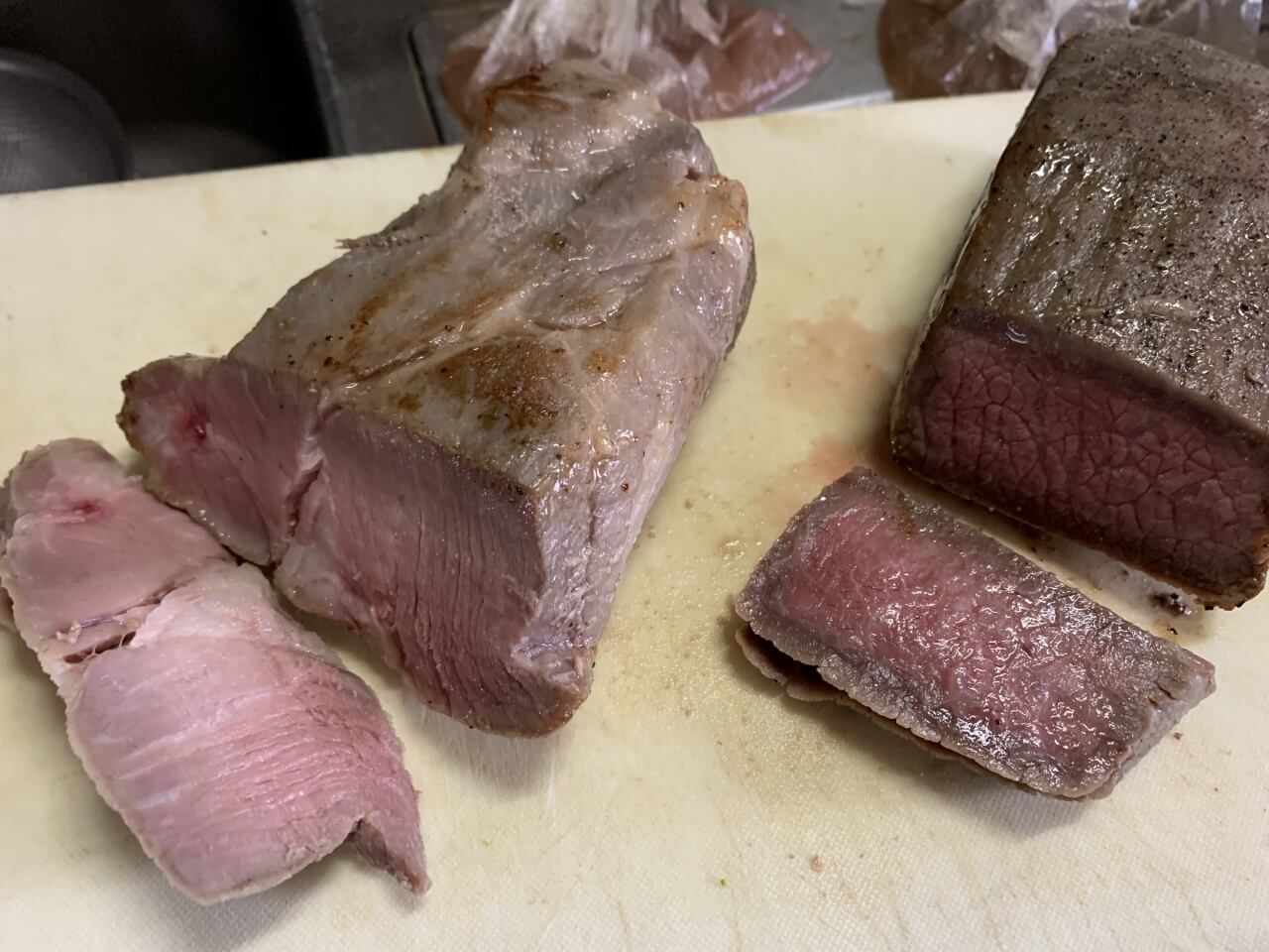 牛肉と豚肉の低温調理