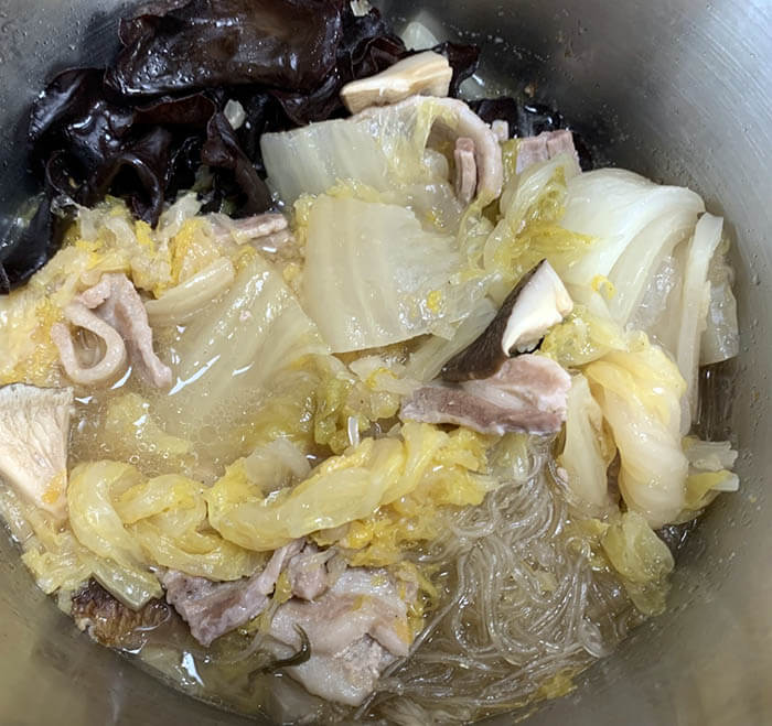 酸菜と豚肉の中華煮込み