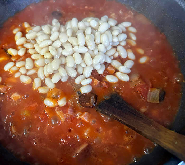 豆のトマトソースパスタ