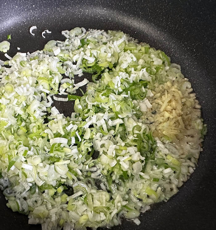 鶏肉麺（ジーローメン）