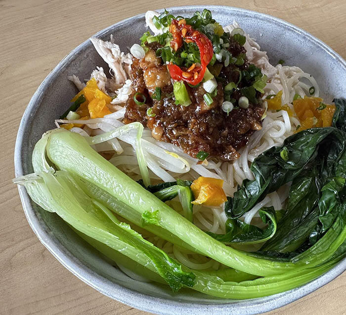 鶏肉麺（ジーローメン）