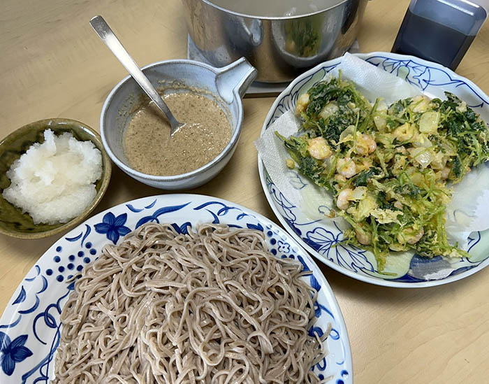 芝海老のかき揚げとくるみだれの蕎麦