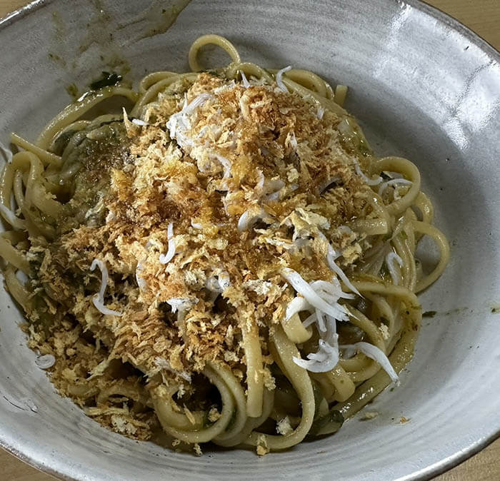 白黒ニンニクとゆり根が入った菜花とシラスのパスタ