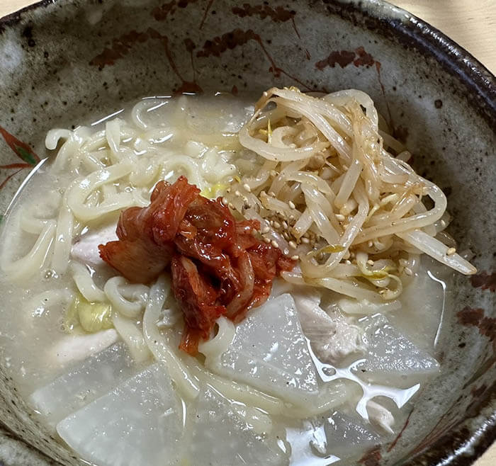 鶏白湯のカルグクス