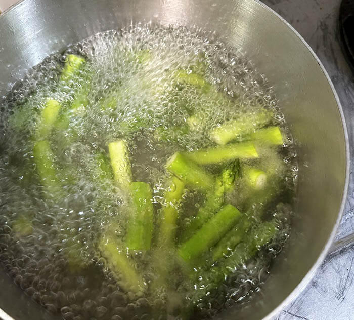 よだれ鶏+アスパラガスの高菜炒め
