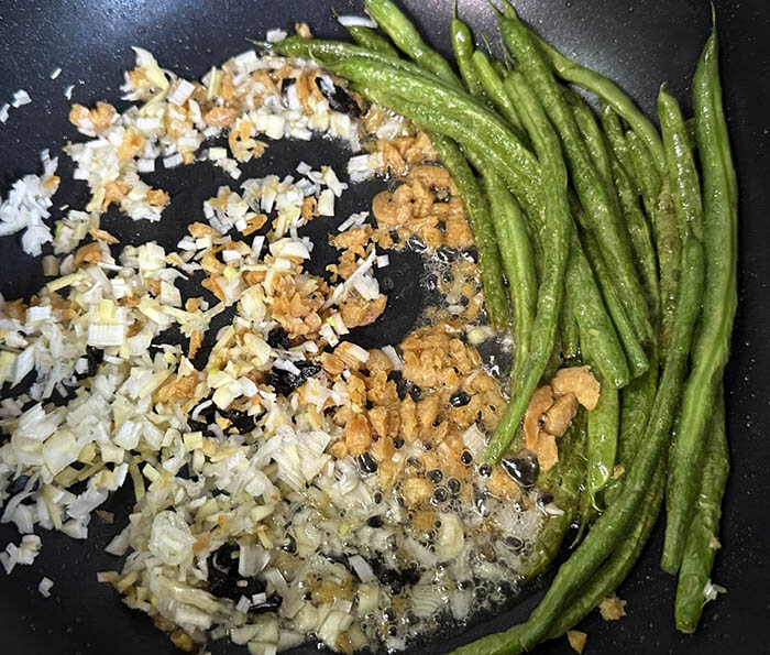 乾扁四季豆と青椒炒蛋