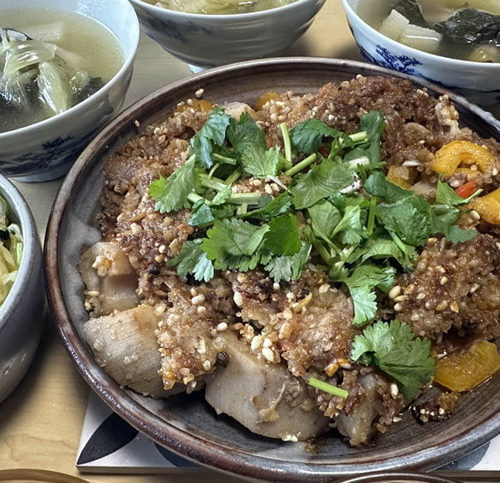 粉蒸肉と鶏肉のスープ