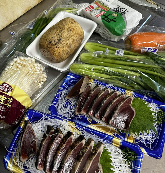 漬けカツオとれんこん餅と納豆汁