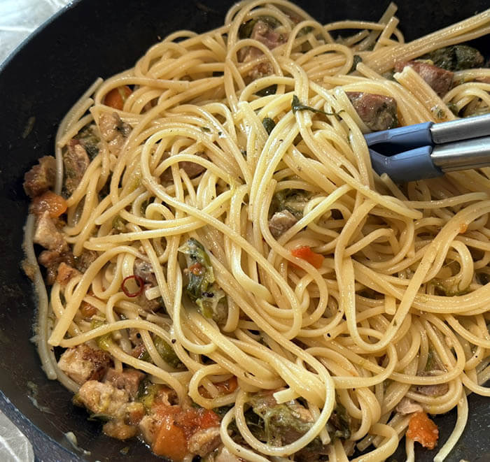 葉玉ねぎとポルケッタのパスタ