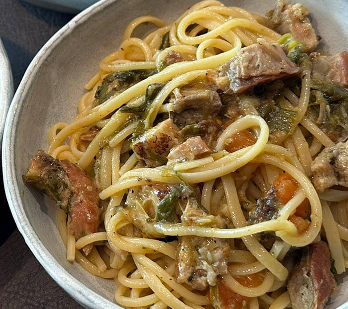 葉玉ねぎとポルケッタのパスタ